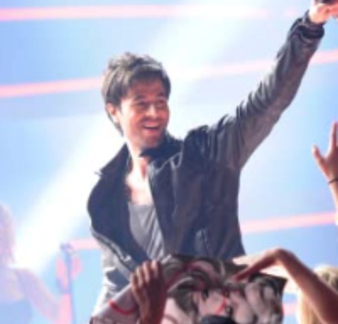 Enrique Iglesias brincava com um drone durante uma apresentação e ao chegar perto do equipamento, acabou tendo os dedos de uma mão cortados nas hélices do aparelho. A coisa foi tão séria que ele teve que passar por uma cirurgia para reconstruir os tecidos, mas tudo deu certo e ele acabou passando por só um susto. Enrique Iglesias brincava com um drone durante uma apresentação e ao chegar perto do equipamento, acabou tendo os dedos de uma mão cortados nas hélices do aparelho. A coisa foi tão séria que ele teve que passar por uma cirurgia para reconstruir os tecidos, mas tudo deu certo e ele acabou passando por só um susto.