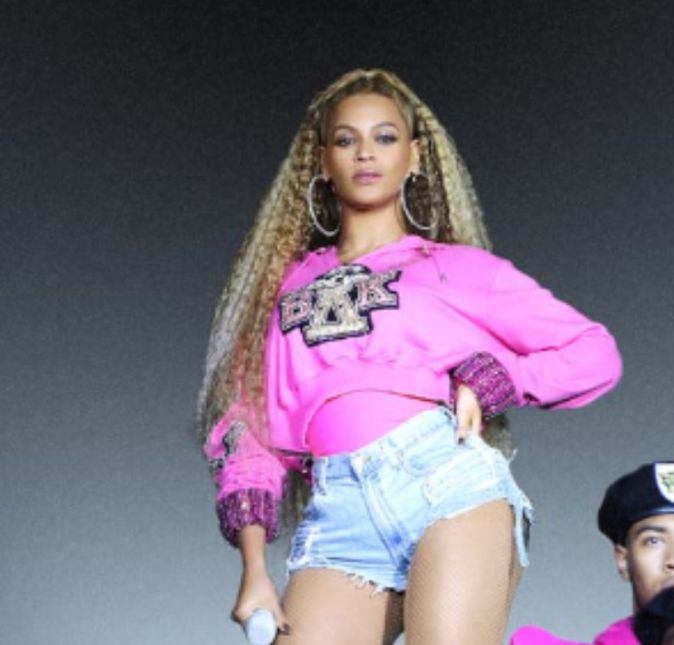 Para provar que ninguém está sujeito a escapar de acidentes, aqui está Beyoncé. A cantora teve seu cabelão preso em um ventilador durante um show no Canadá. Se ela se desesperou? Imagina: ela manteve a calma e continuou cantando enquanto um segurança ajudava a desprender os fios do ventilador. Bey acabou ficando bem e nada mais sério aconteceu. Para provar que ninguém está sujeito a escapar de acidentes, aqui está Beyoncé. A cantora teve seu cabelão preso em um ventilador durante um show no Canadá. Se ela se desesperou? Imagina: ela manteve a calma e continuou cantando enquanto um segurança ajudava a desprender os fios do ventilador. Bey acabou ficando bem e nada mais sério aconteceu.