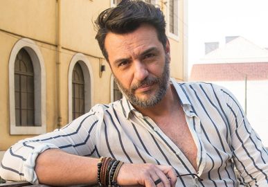 Rodrigo Lombardi compartilha cliques dos bastidores de <i>Travessia</i> com diretor e Grazi Massafera
