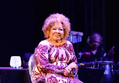 Após pausa para cuidar da saúde, Alcione faz <i>show</i> emocionante no <i>Oktoberfest Rio: Estava com muitas saudades</i>