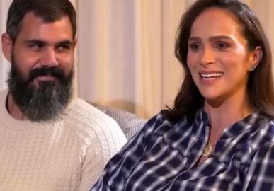 Esposa de Juliano Cazarré reencontra filhos após passar meses cuidando da caçula na UTI