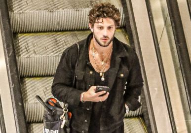 Chay Suede sai para jantar sozinho no Rio de Janeiro