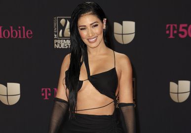 Simaria Mendes é recepcionada por fãs no Brasil após <i>show</i> nos EUA