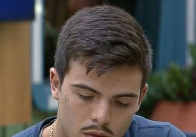 Após especulações, Record TV se pronuncia sobre situação de Thomaz Costa em <i>A Fazenda 14</i>