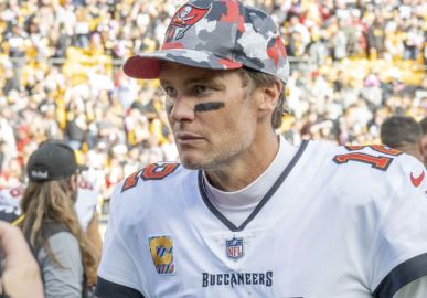 Em meio a crise conjugal com Gisele Bündchen, Tom Brady vira motivo de piada na <I>web</i> ao aparecer nervoso com derrota de time