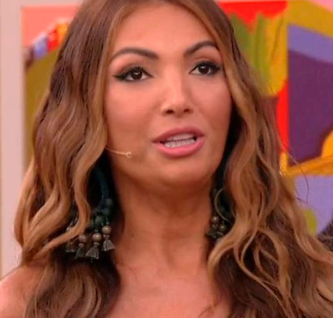 Logo no primeiro dia, 4 de julho de 2022, Poeta pareceu ter começado sua jornada na atração com o pé esquerdo. Isso porque, segundo os telespectadores, ela teria ignorado Manoel Soares, apresentador com quem divide tela, causando um reboliço nas redes sociais. Teve internauta que a chamou até de antipática. Eita! Logo no primeiro dia, 4 de julho de 2022, Poeta pareceu ter começado sua jornada na atração com o pé esquerdo. Isso porque, segundo os telespectadores, ela teria ignorado Manoel Soares, apresentador com quem divide tela, causando um reboliço nas redes sociais. Teve internauta que a chamou até de antipática. Eita!