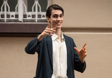 Guilherme Reis fala da dificuldade em viver o Silvio Santos na adolescência em <i>O Rei da TV</i>: - <i>Não temos registros dele nessa idade</i>