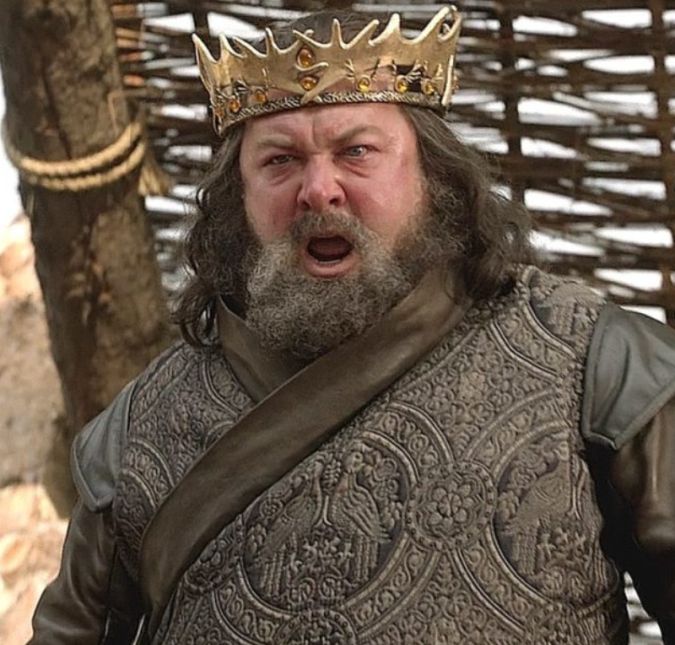 Os Baratheon também têm uma aparição discreta na série. Ainda no primeiro episódio, o Lord Boremund Baratheon compete no torneio e é derrotado por Daemon Targaryen. Vale lembrar que, antes de cair, o rapaz ainda deu uma alfinetada ao pedir a torcida de Princesa Rhaenys, chamando-a de A Rainha que Nunca Foi. Os Baratheon também têm uma aparição discreta na série. Ainda no primeiro episódio, o Lord Boremund Baratheon compete no torneio e é derrotado por Daemon Targaryen. Vale lembrar que, antes de cair, o rapaz ainda deu uma alfinetada ao pedir a torcida de Princesa Rhaenys, chamando-a de A Rainha que Nunca Foi.