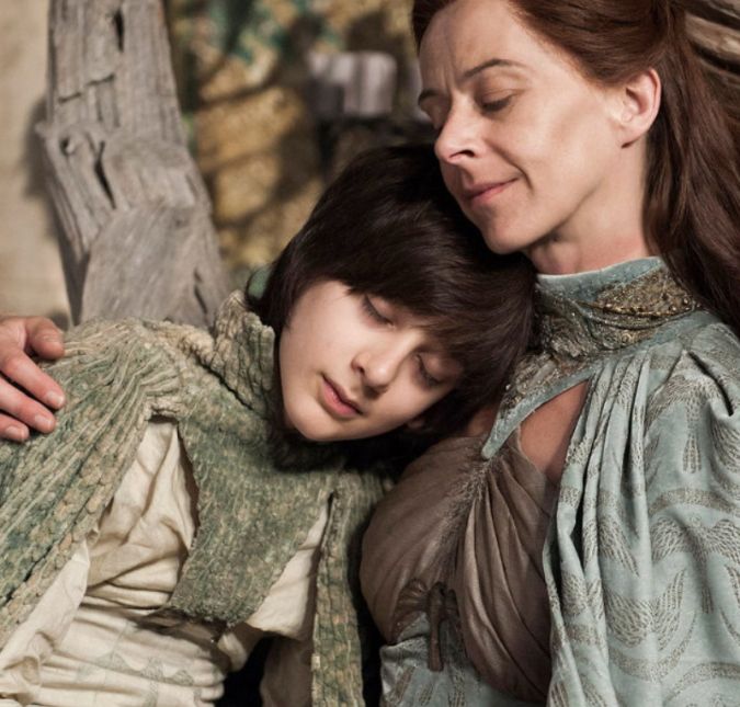 Os Arryns desempenharam um importante papel em GOT. Como você deve se lembrar, foi exatamente a morte de Jon Arryn que fez com que o Rei Robert viajasse até o norte para pedir que Ned Stark seja sua mão - o que deu início a toda história da trama. Em HOTD, a casa é representada por Aemma Arryn, que é casada com o Rey Viserys e mãe de Rhaenyra. Ela, infelizmente, morre logo no começo da série ao dar à luz. Os Arryns desempenharam um importante papel em GOT. Como você deve se lembrar, foi exatamente a morte de Jon Arryn que fez com que o Rei Robert viajasse até o norte para pedir que Ned Stark seja sua mão - o que deu início a toda história da trama. Em HOTD, a casa é representada por Aemma Arryn, que é casada com o Rey Viserys e mãe de Rhaenyra. Ela, infelizmente, morre logo no começo da série ao dar à luz.