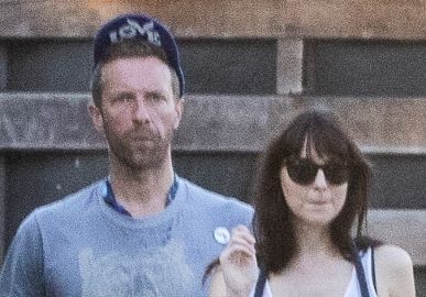 Após anunciar adiamento de <I>shows</i>, Chris Martin curte passeio com Dakota Johnson