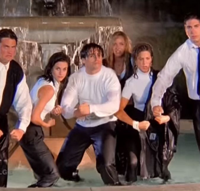 Friends é uma série de grande sucesso e seu elenco - formado pelos atores Matt LeBlanc, Jennifer Aniston, David Schwimmer, Courteney Cox, Matthew Perry e Lisa Kudrow - ficou para sempre marcado na memória do público. Mas, apesar de ter feito um seriado bem divertido, os atores já geraram burburinhos na mídia com algumas polêmicas. Se essas notícias e críticas são justas, nós não sabemos, mas é fato que, de certa maneira, existe um lado sombrio dos maiores frequentadores do Central Perk. Ficou curioso? Continue nesta galeria!