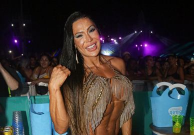 Gracyanne Barbosa surpreende ao fazer alongamento sensual com Belo; assista ao vídeo