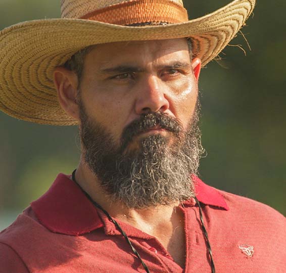Esposa de Juliano Cazarré atualiza sobre a traqueostomia de filha