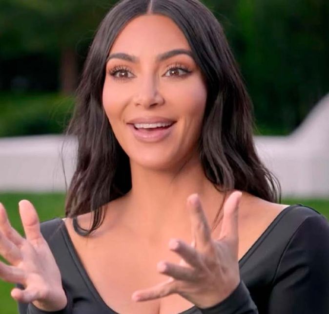 Começando pela mais influente, Kim Kardashian foi a responsável por deslanchar o sucesso da família após ter uma sex tape vazada na internet. Antes de se tornar celebridade, Kim, nascida em 21 de outubro de 1980, já atuava como socialite e estava sempre marcando presença em eventos badalados. Além disso, ela é empresária, afinal, deu início a sua carreira quando lançou, com as irmãs, a loja de roupas femininas DASH. Como personalidade, Kim também já deu pinta de cantora, produtora, estilista, apresentadora, atriz e modelo. Hoje em dia, ela estuda para ser advogada e, inclusive, em dezembro de 2022, finalmente passou no exame após ser reprovada três vezes. Além disso, assinou um acordo com a empresa Coty para a venda de 20% de sua marca de maquiagem, KKW Beauty, passando a ter valor estimado de um bilhão de dólares, mais de cinco bilhões de reais. Para celebrar a beleza em todas as idades, ela ainda criou a marca de lingerie SKIM, selecionada pela revista TIME, como uma das empresas mais influentes de 2022.
