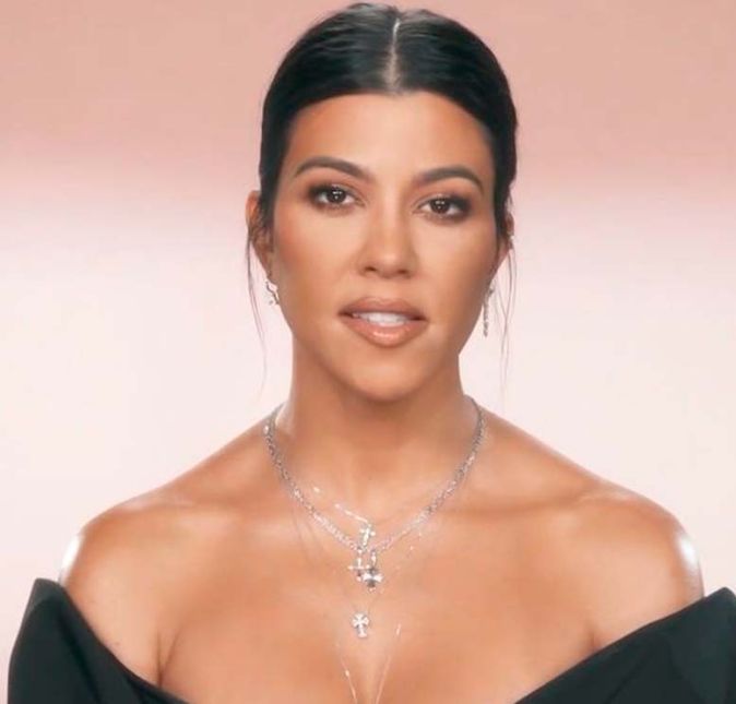 Kourtney Kardashian sempre atuou na coordenação das lojas DASH, além de ter sido estilista da marca. A irmã mais velha do clã é fundadora da Poosh, uma plataforma de conteúdo bem-estar saúde e decoração. Inclusive, recentemente, lançou gominhas saudáveis para aliviar o strees e dar energia.
