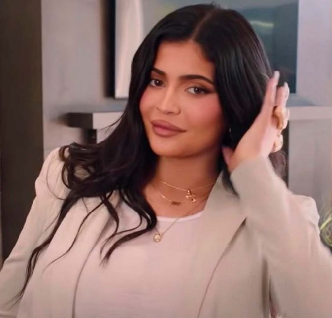 Além de ser uma grande personalidade da mídia, Kylie Jenner criou a própria marca de maquiagens e, aos 17 anos de idade, já tinha um verdadeiro império. A Kylie Cosmetics é um verdadeiro sucesso global e tem até loja física.