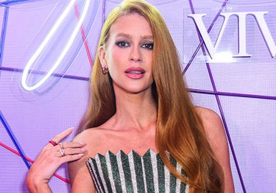 Sem calcinha, Marina Ruy Barbosa rouba holofotes em lançamento de coleção de joias