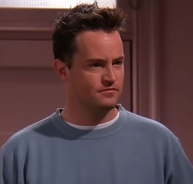 Matthew Perry, intérprete de Chander Bing, deve ser o mais polêmico dos atores. De acordo com o site norte-americano People, o astro sofreu um acidente de jet ski em 1997, o que fez com que ele ficasse viciado em analgésicos. Em entrevista, Matthew contou o seguinte: - Eu tomei [o remédio] e me senti melhor do que já tinha me sentindo a minha vida inteira. Tive um problema com pílulas e álcool, e não conseguia parar. Eu participei de Friends dos 24 aos 34 anos de idade. Eu estava no auge da fama. Nós seis estávamos em todos os lugares o tempo todo. Do ponto de vista de um estranho, parecia que eu tinha tudo. Na verdade, foi uma época muito solitária para mim porque eu estava sofrendo com o alcoolismo. Isso estava acontecendo antes de Friends, mas é uma doença progressiva. Eu não era um cara que ia em festas. Eu não era um cara que bebia de tudo em qualquer coisa.