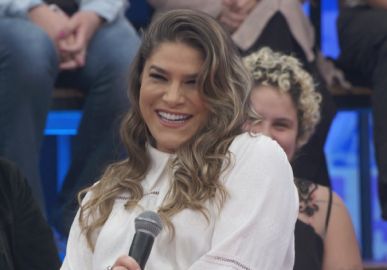 Priscila Fantin relembra início da carreira e comenta a presença e influenciadores em novelas: <i>Consegue aprender</i>