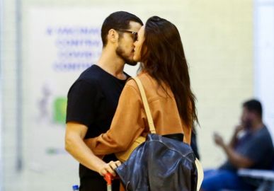 Rafa Kalimann e José Loreto trocam beijos em aeroporto; confira os cliques