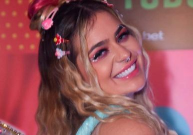 Mãe de Viih Tube se casa em Sorocaba e ex-<I>BBB</i> a leva ao altar