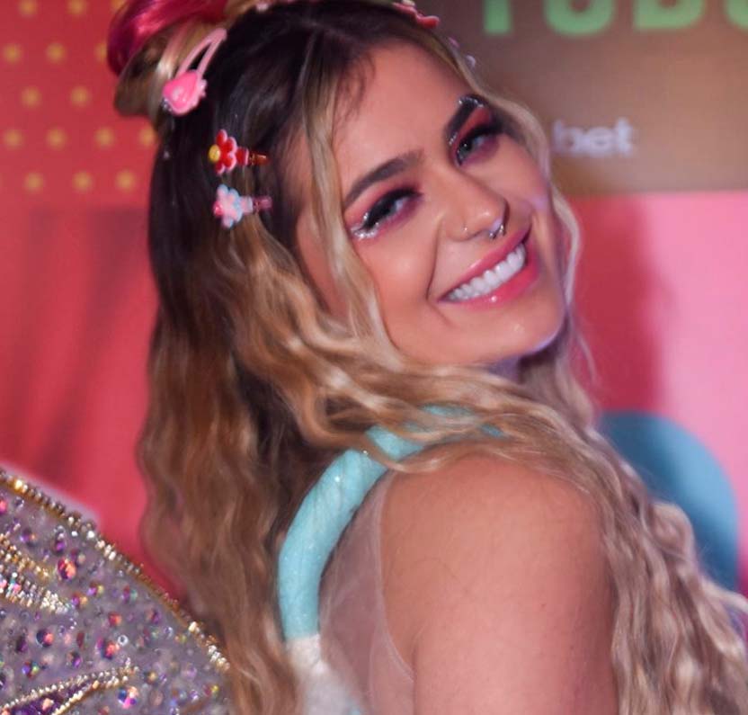 Mãe de Viih Tube se casa em Sorocaba e ex-<I>BBB</i> a leva ao altar