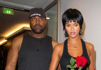 Após afirmar estar solteiro, Kanye West dá rosas vermelhas a Juliana Nalú e curte jantar romântico