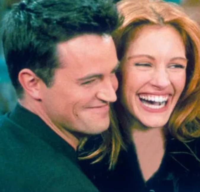 Em 2022, o ator abriu seu coração em uma autobiografia e fez grandes revelações por lá. Matthew contou que sofreu uma perfuração gastrointestinal que quase o matou em meados de 2018. Tudo porque seu cólon explodiu por uso excessivo de opióides. Pensa que acabou? Nananinanão. Parece que não era apenas Chandler Bing que sabotava os relacionamentos antes de se casar com Monica Geller, em Friends. Na vida real, o intérprete do personagem, também tinha problemas com confiança. O astro entregou que foi responsável por terminar quase todos os seus namoros por medo de levar golpe. Vale lembrar que Matthew já namorou as atrizes Julia Roberts, Yasmine Bleeth e Lizzy Caplan. Além disso, noivou com a editora de livro Molly Hurtwitz, mas terminou em 2021