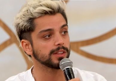 Rodrigo Simas fala sobre nudez em nova peça baseada em <i>Hamlet</i>: <i>Não tem nada gratuito, é muito artístico</i>