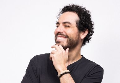 Com 23 anos de carreira, Vinícius Loyola interpreta Cazuza no musical <i>Ney Matogrosso - Homem com H</i>