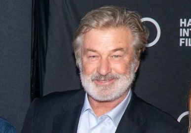 Alec Baldwin faz homenagem para Halyna Hutchins um ano após morte da diretora