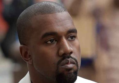 Fã de Kanye West queima tênis da marca do <I>rapper</i> de 80 mil reais após comentários antissemitas