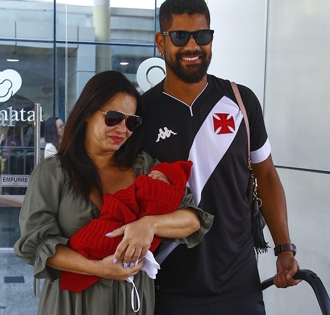 Viviane Araújo se derrete ao mostrar filho sentadinho com apenas um mês de vida