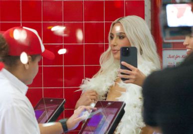 Após comemoração de aniversário dar errado, Kim Kardashian leva convidados para comer em <i>fast food</i>