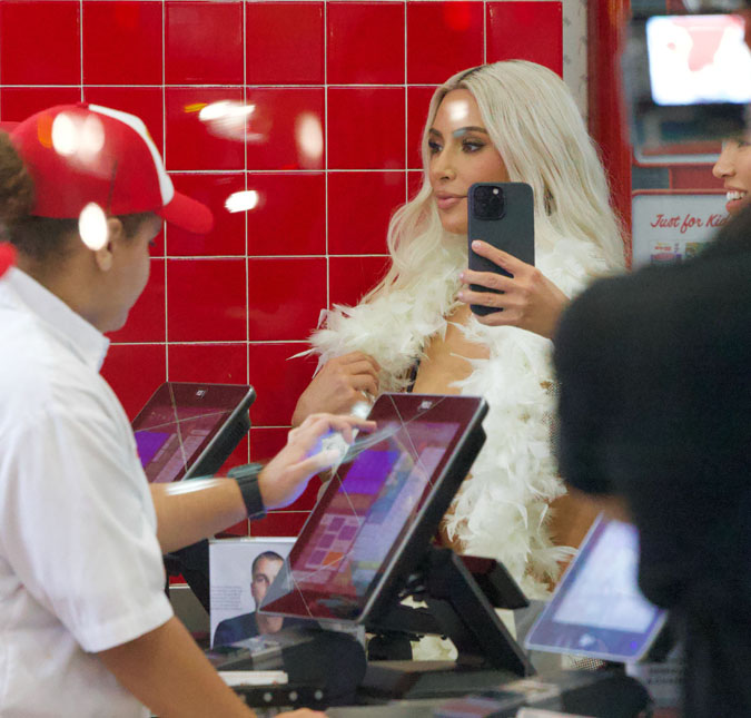 Após comemoração de aniversário dar errado, Kim Kardashian leva convidados para comer em <i>fast food</i>