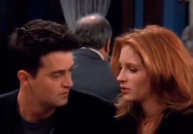 Matthew Perry fala sobre término com Julia Roberts e pedido inusitado feito pela atriz para participar de <i>Friends</i>