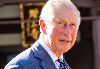 Rei Charles III surpreende com decisão conservadora e desiste de <i>enxugar</i> realeza
