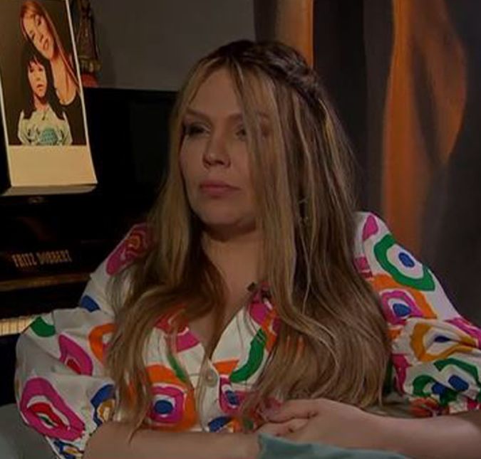 A cantora também concedeu uma entrevista ao jornalista Roberto Cabrini, no programa Domingo Espetacular, da Record TV e falou um pouco sobre a sua luta e emocionou ao revelar um sonho: - É sentar com você daqui a cinco anos e falar: eu estou de alta e não tenho mais nada. A gente vai se encontrar e eu vou dizer: Passei por tudo isso. Vou até marcar na agenda. Sobre a queda de cabelo, ela falou: - Eu chamo de gotinhas de esperança. Mexe não só com a autoestima, mas com uma junção de sentimentos. As pessoas me ligam e falam: não liga para o corpo. Como não? Só quem passa sabe. Saia tufos de cabelo. Eu falei para o meu marido:tem como passar a máquina?. Ele não teve como. Falei para o meu filho: raspa para mim? O olhinho dele encheu de lágrimas. Dá vontade de chorar. Ele fez. Coragem. Ele começou a chorar, e eu perguntei por quê. Ele disse que eu não ia me acostumar. Tem peruca. As pessoas acham que meu cabelo caiu agora. Ele caiu 14 dias depois da primeira sessão. A cantora também concedeu uma entrevista ao jornalista Roberto Cabrini, no programa Domingo Espetacular, da Record TV e falou um pouco sobre a sua luta e emocionou ao revelar um sonho: - É sentar com você daqui a cinco anos e falar: eu estou de alta e não tenho mais nada. A gente vai se encontrar e eu vou dizer: Passei por tudo isso. Vou até marcar na agenda. Sobre a queda de cabelo, ela falou: - Eu chamo de gotinhas de esperança. Mexe não só com a autoestima, mas com uma junção de sentimentos. As pessoas me ligam e falam: não liga para o corpo. Como não? Só quem passa sabe. Saia tufos de cabelo. Eu falei para o meu marido:tem como passar a máquina?. Ele não teve como. Falei para o meu filho: raspa para mim? O olhinho dele encheu de lágrimas. Dá vontade de chorar. Ele fez. Coragem. Ele começou a chorar, e eu perguntei por quê. Ele disse que eu não ia me acostumar. Tem peruca. As pessoas acham que meu cabelo caiu agora. Ele caiu 14 dias depois da primeira sessão.