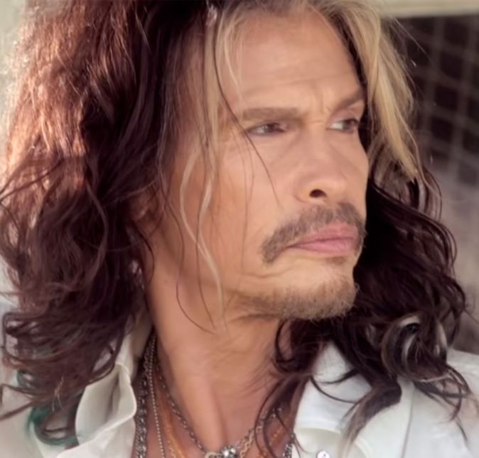 O cantor Steven Tyler lançou o clipe da música country Love Is Your Name , mas um imprevisto rolou durante a gravação. O vocalista da banda Aerosmith contou para a revista People que se queimou durante as filmagens: - - Durante o refrão, nós tínhamos uma grande fogueira queimando. Eu queimei minhas sobrancelhas, mas valeu a pena. Nós estávamos gravando e o vento soprou. A jaqueta que eu usava tinha uns pedaços de pelo e eu pude sentir o cheiro de queimado. O cantor Steven Tyler lançou o clipe da música country Love Is Your Name , mas um imprevisto rolou durante a gravação. O vocalista da banda Aerosmith contou para a revista People que se queimou durante as filmagens: - - Durante o refrão, nós tínhamos uma grande fogueira queimando. Eu queimei minhas sobrancelhas, mas valeu a pena. Nós estávamos gravando e o vento soprou. A jaqueta que eu usava tinha uns pedaços de pelo e eu pude sentir o cheiro de queimado.