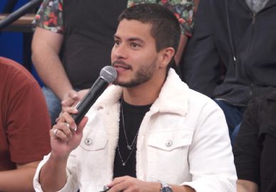 Arthur Aguiar se pronuncia sobre novos rumores envolvendo o seu nome: <i>Podem continuar batendo que eu dou conta</i>