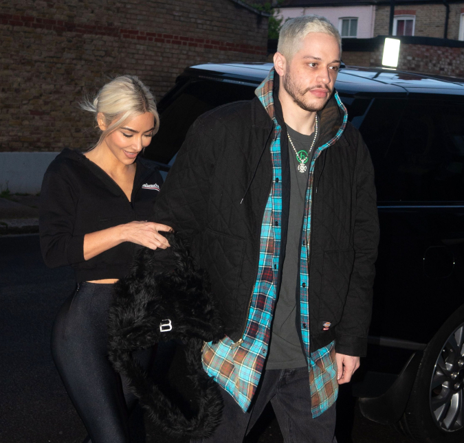 Kim Kardashian e Pete Davidson mantêm contato mesmo após o fim do namoro, diz jornal