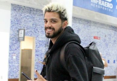 Rodrigo Simas desembarca em aeroporto e é abordado por fã, veja!
