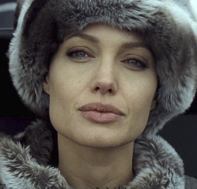 E as histórias não terminam por aí. Angelina já foi casada com Jonny Lee Miller, que conheceu no longa Hackers, assim como assumiu um relacionamento com Billy Bob Thorton, 20 anos mais velho que ela. Os dois se conheceram nas filmagens de Pushing Tin, em 1999, e tiveram uma das relações mais conturbadas da vida de Angie. Aliás, quando se casou a primeira vez com Jonny Lee Miller, ela apareceu na cerimônia de calça preta de couro e uma camiseta branca, onde o nome do ex-marido estava escrito com o sangue da atriz. No seu segundo casamento, desta vez com Billy Bob Thornton, um bebeu o sangue do outro no juramento na cerimônia.