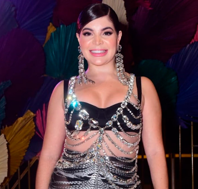 Com <I>look</i> exótico, Gkay passa perrengue para subir escada e internautas criticam: <I>Está imitando muito a Kim Kardashian</i>