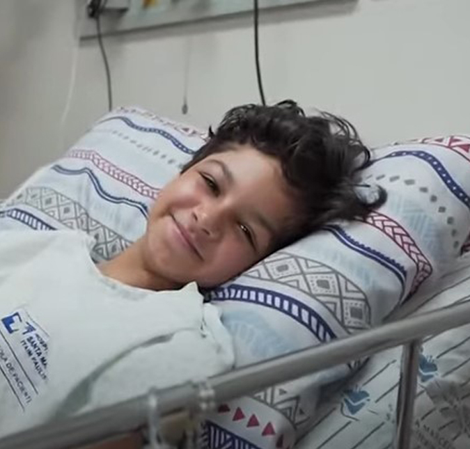 Gustavo Corasini, ator de <i>Pantanal</i>, engessa o braço após passar por nova cirurgia