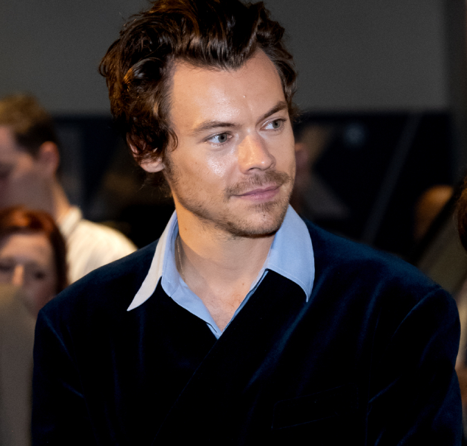 Harry Styles deixa de usar <i>Adidas</i> em <i>look</i> de <i>show</i> após polêmica com Kanye West; entenda!