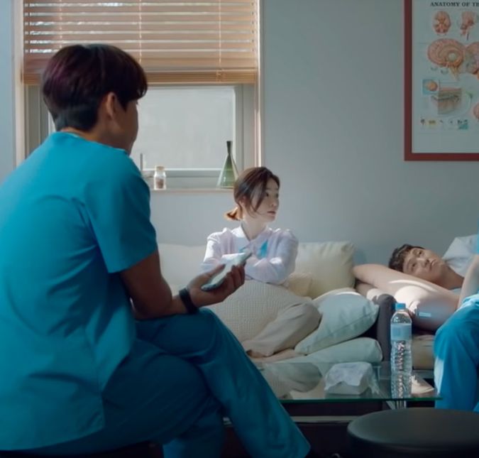 Hospital Playlist é uma leve e divertida série ambientada em um hospital. A trama acompanha o cotidiano de quatro amigos que se conheceram na faculdade de medicina e acabaram trabalhando no mesmo local, que é gerenciado pela família de um dos integrantes do grupo. Cada episódio apresenta diferentes casos de pacientes que chegam para tratamento, com a presença de músicas cantadas pelos atores – pois os personagens possuem uma anda como hobbie na produção e por isso ela recebe o nome de Hospital Playlist. Interessante, não é mesmo? Hospital Playlist é uma leve e divertida série ambientada em um hospital. A trama acompanha o cotidiano de quatro amigos que se conheceram na faculdade de medicina e acabaram trabalhando no mesmo local, que é gerenciado pela família de um dos integrantes do grupo. Cada episódio apresenta diferentes casos de pacientes que chegam para tratamento, com a presença de músicas cantadas pelos atores – pois os personagens possuem uma anda como hobbie na produção e por isso ela recebe o nome de Hospital Playlist. Interessante, não é mesmo?