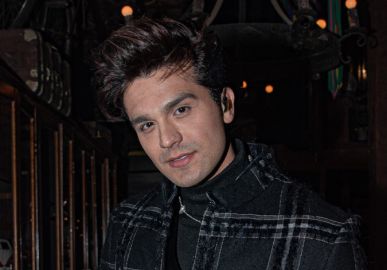 Luan Santana é surpreendido com chuva de calcinhas durante <i>show</i>