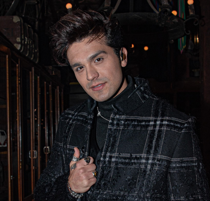 Luan Santana é surpreendido com chuva de calcinhas durante <i>show</i>