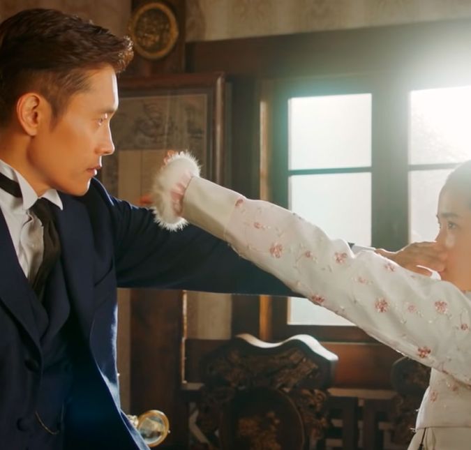 Mr. Sunshine - Um Raio de Sol também é uma trama histórica, mas se passa na época em que a Coreia do Sul estava sob o poder do Japão, sendo possível encontrar japoneses e soldados americanos caminhando pelas ruas do país que lutava pela sua independência. Um menino filho de escravos que foi levado para os Estados Unidos em 1871 a bordo de um navio de guerra retorna à sua terra natal como um militar sem amor pelo seu país de origem, mas acaba ingressando na luta pela libertação do povo coreano ao se envolver com uma jovem de família nobre que acredita em um futuro melhor. Talvez você reconheça o rosto do protagonista de algumas grandes produções de Hollywood. Contracenando com Kim Tae-Ri em Mr. Sunshine, Lee Byun-Hun atuou em G.I. Joe e Red 2. Mr. Sunshine - Um Raio de Sol também é uma trama histórica, mas se passa na época em que a Coreia do Sul estava sob o poder do Japão, sendo possível encontrar japoneses e soldados americanos caminhando pelas ruas do país que lutava pela sua independência. Um menino filho de escravos que foi levado para os Estados Unidos em 1871 a bordo de um navio de guerra retorna à sua terra natal como um militar sem amor pelo seu país de origem, mas acaba ingressando na luta pela libertação do povo coreano ao se envolver com uma jovem de família nobre que acredita em um futuro melhor. Talvez você reconheça o rosto do protagonista de algumas grandes produções de Hollywood. Contracenando com Kim Tae-Ri em Mr. Sunshine, Lee Byun-Hun atuou em G.I. Joe e Red 2.